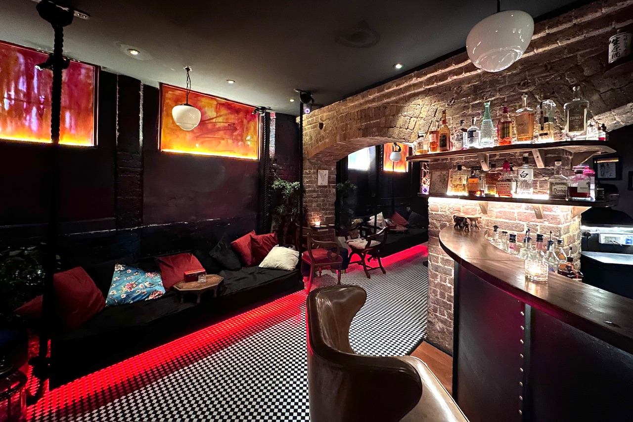 Dang's — interior photo 2