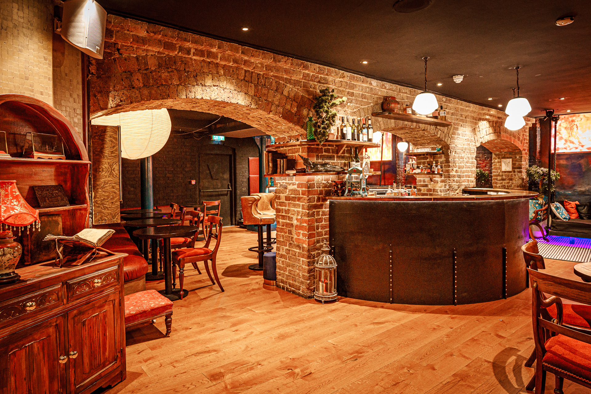 Dang's — interior photo 4
