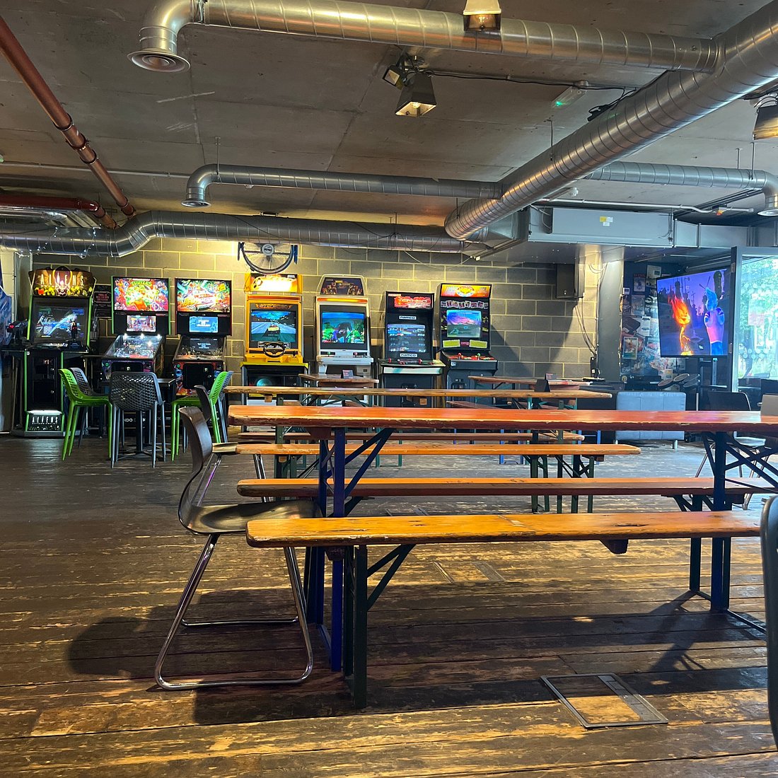 Four Quarters - Hackney — interior photo 2