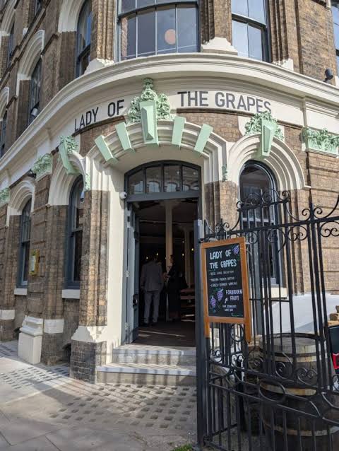 Lady of the Grapes - London Bridge — interior photo 1