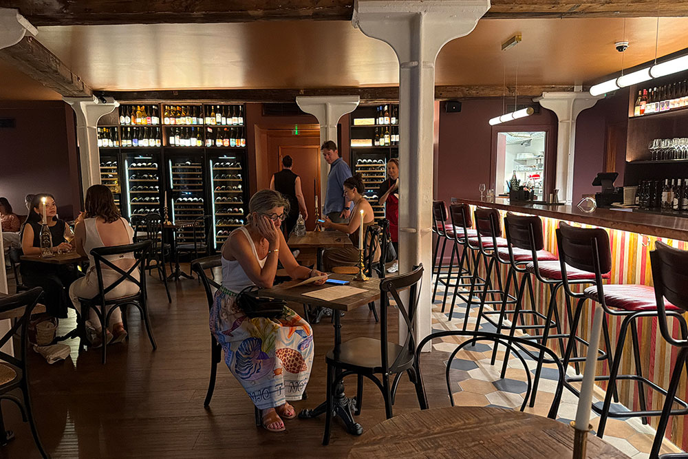 Lady of the Grapes - London Bridge — interior photo 3