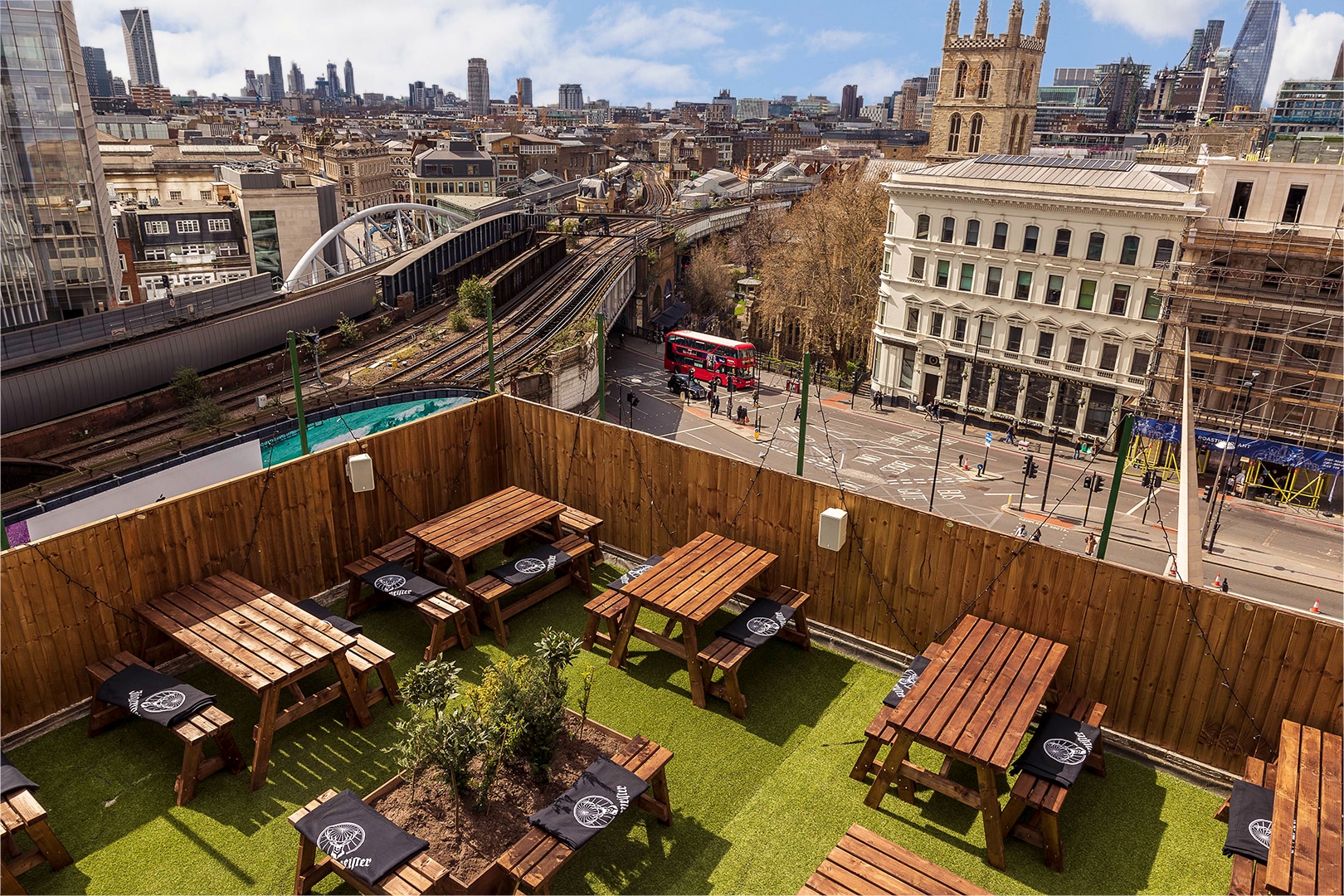 London Bridge Rooftop Bar — interior photo 4