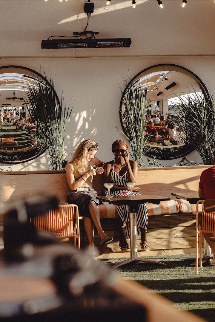 Sonnys Riverside — interior photo 1