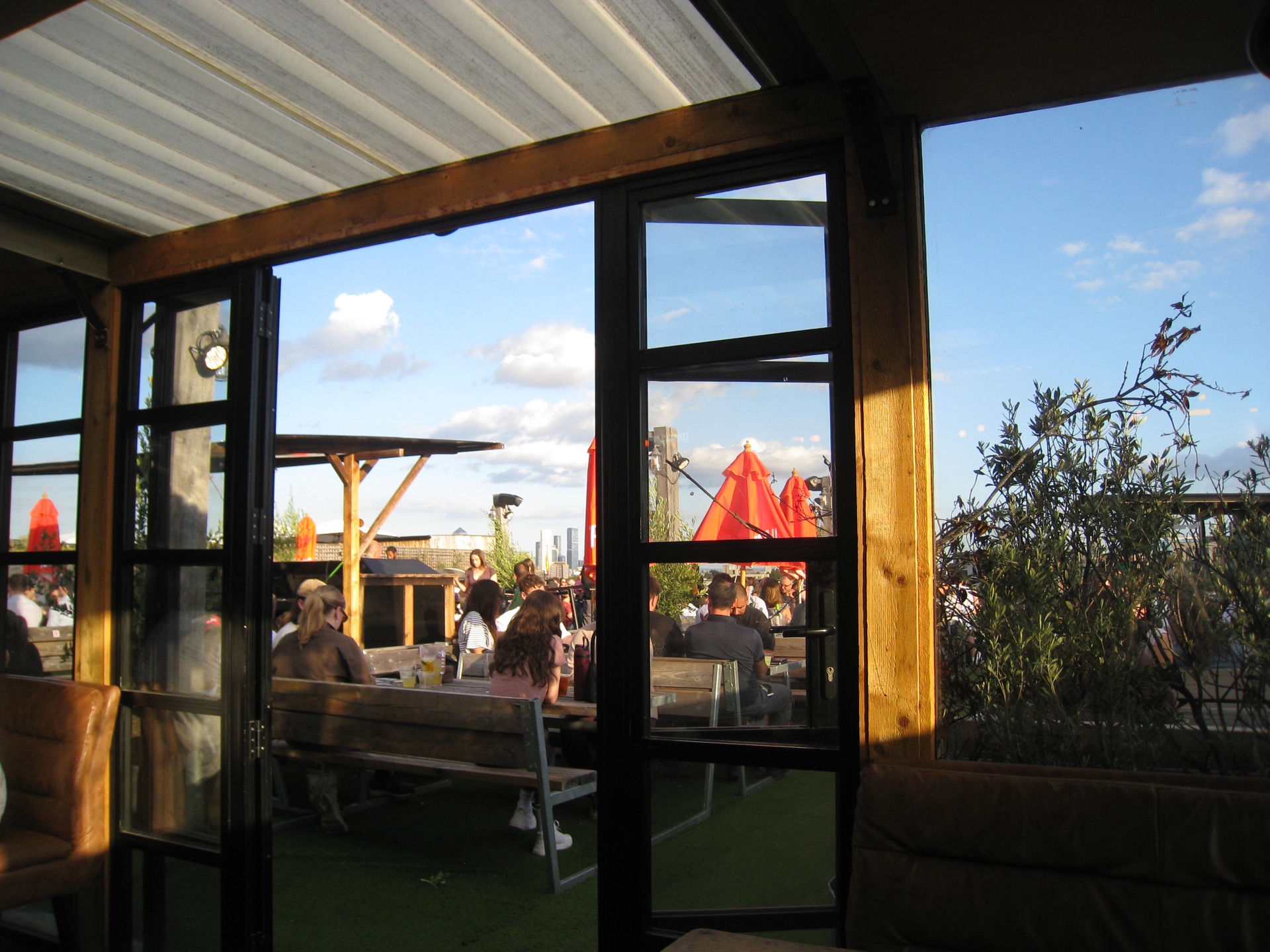 Sonnys Riverside — interior photo 3