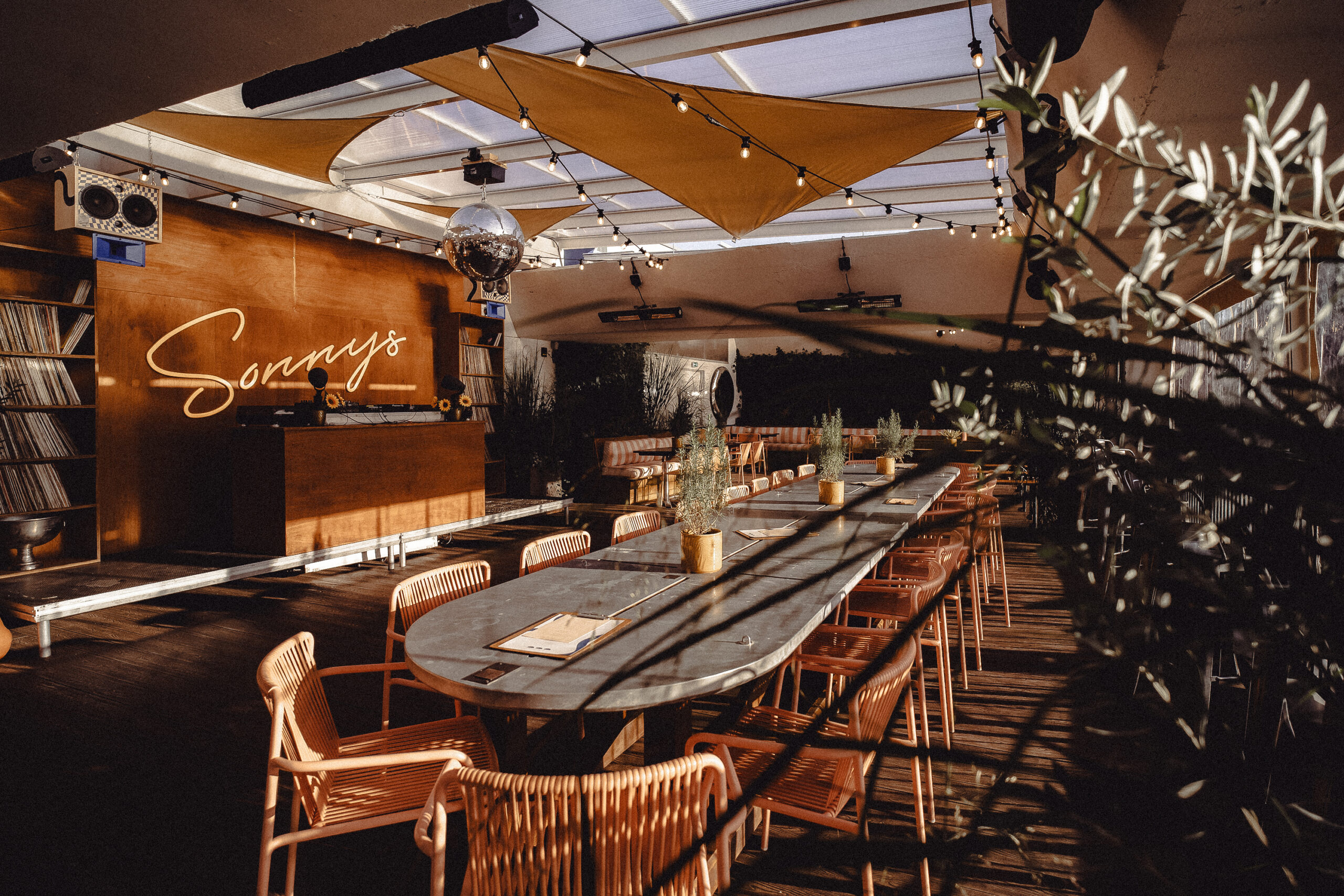 Sonnys Riverside — interior photo 4