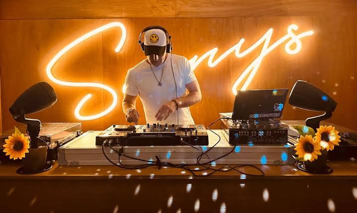 Sonnys Riverside — interior photo 5